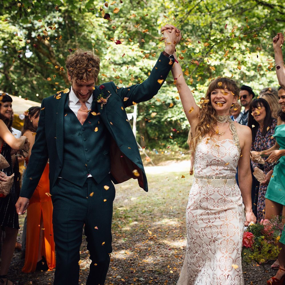 dashingtweeds's tweet photo. Another gorgeous wedding photo from George and Jessie's wedding.

George wearing our Newton design.

If you have a wedding coming up, or special event, we can tailor you something unique and stand out, the tailoring process takes 6 weeks, so do plan ahead.

#wedding #weddingsuit https://t.co/ISOj99TOZ9