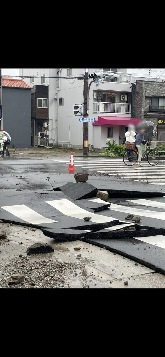 yosimusanae49's tweet photo. 副首都（笑）
大阪市を政令指定都市から格下げさせるための住民投票を強行するのが維新です。
維新は嘘つき。

道路はボロボロ、陥没、老朽化したインフラ放置で副首都？
政令指定都市から格下げして
大阪市はより貧乏になり、住民サービスはなくなる。
#都構想特別区は政令指定都市の５ランクダウン https://t.co/vSaTCQdRDb