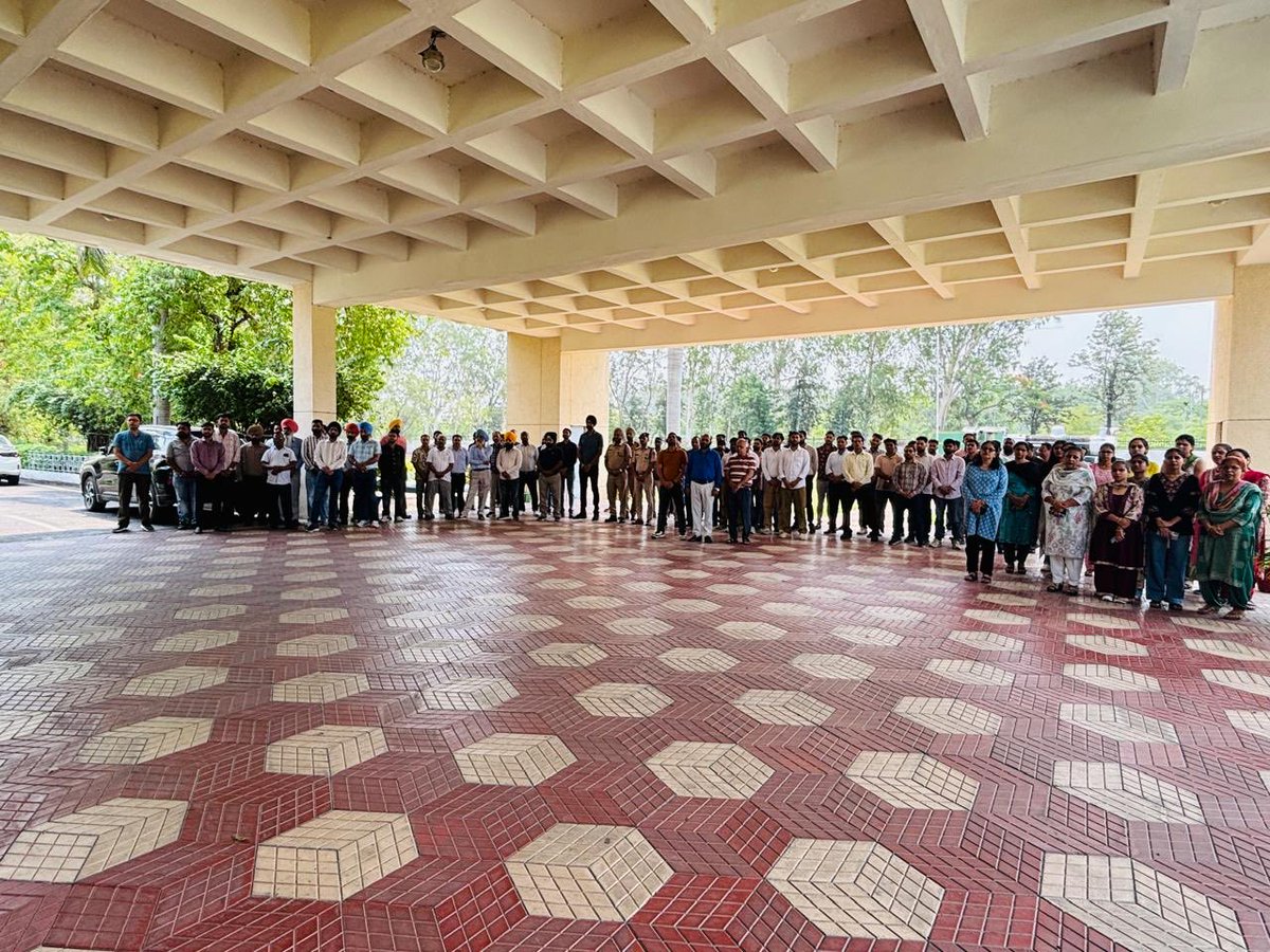 PLWPatiala's tweet photo. Shri Sushil Kumar Srivastava, PCAO, PLW, administered the #NashaMukti Pledge to officers and staff of the Administrative Building, PLW, reaffirming the commitment towards a drug-free and healthy India under #NashaMuktBharatAbhiyaan. 🇮🇳 #PLWPatiala #IndRail https://t.co/02nFH96VpS