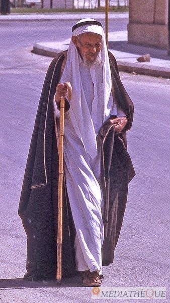 ashiq_almadi's tweet photo. أحد كبار السن في كامل زينته يبكر بالذهاب إلى المسجد لأداء صلاة الجمعة في حي الملز بالرياض عام ١٣٩٤ھ/١٩٧٤م https://t.co/huwkQhG5GH