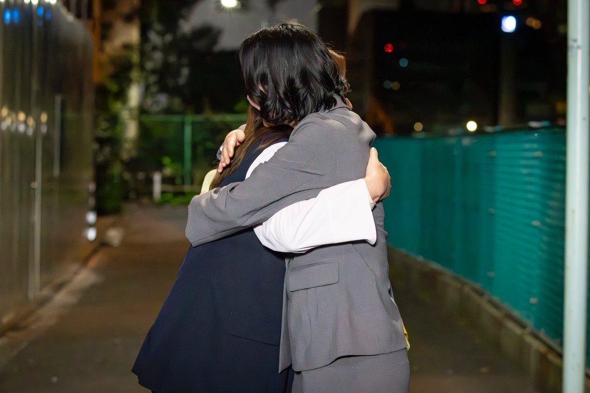 TVGweb's tweet photo. 「銀河の一票」6/29最終回放送⏰

黒木華、野呂佳代、松下洸平
主要キャストがクランクアップ💐

黒木＆野呂は夜道のシーンで撮了
熱いハグでお互いを労い合う🫂
「とても幸せでした！」

松下の撮了には
黒木がサプライズ登場✨
「えー！いつの間に！」

https://t.co/9JP0ACkSls

#銀河の一票 https://t.co/IUidqXPKiX