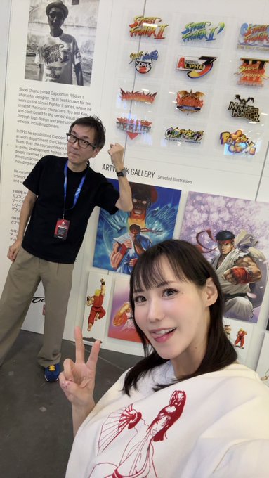 Shibuya Kaho 澁谷果歩 - 2 pic. Having meetings and setting up EVO museum for 12 hours. All worthy when you get to take a selfie like this! カプコン岡野さん（SHOEI先生）の紹介パネルが完成したところで、御本人登場🔥「Alpha2まで手描きロゴだった」「今回のリュウはデジタル作画2回目」など色々なお話を聞けました。 https://t.co/XoNqvzVRij