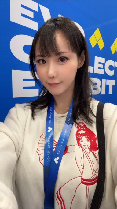 Shibuya Kaho 澁谷果歩 - 1 pic. Having meetings and setting up EVO museum for 12 hours. All worthy when you get to take a selfie like this! カプコン岡野さん（SHOEI先生）の紹介パネルが完成したところで、御本人登場🔥「Alpha2まで手描きロゴだった」「今回のリュウはデジタル作画2回目」など色々なお話を聞けました。 https://t.co/XoNqvzVRij
