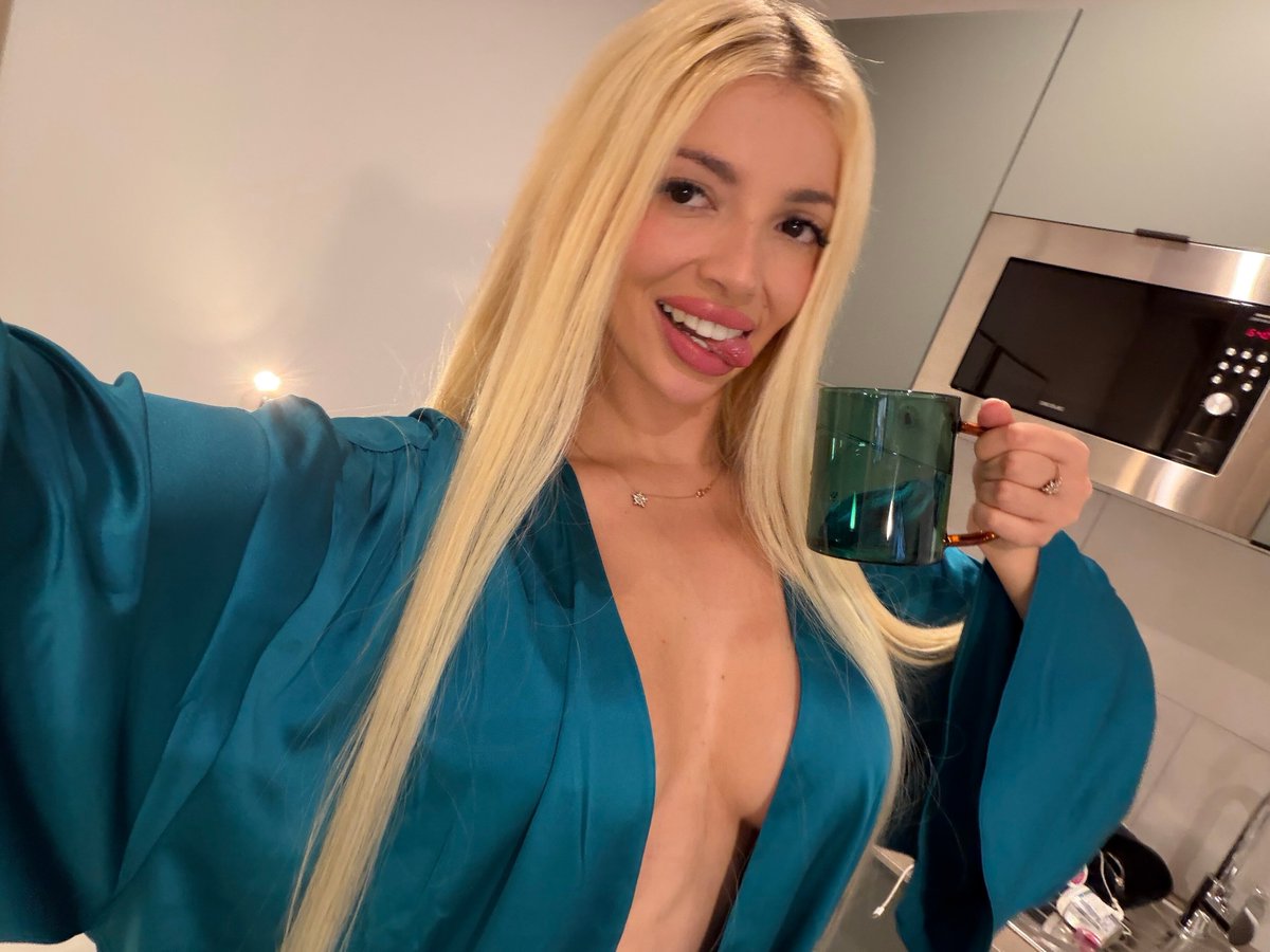 GVeveFanPage's tweet photo. With that coffee mug, that silk robe, and that playful look... yeah, this is exactly how I want to start my mornings 🤤☕ @gatita_veve_X💙 #MorningView #DreamGirl https://t.co/1HPbM7ePQA