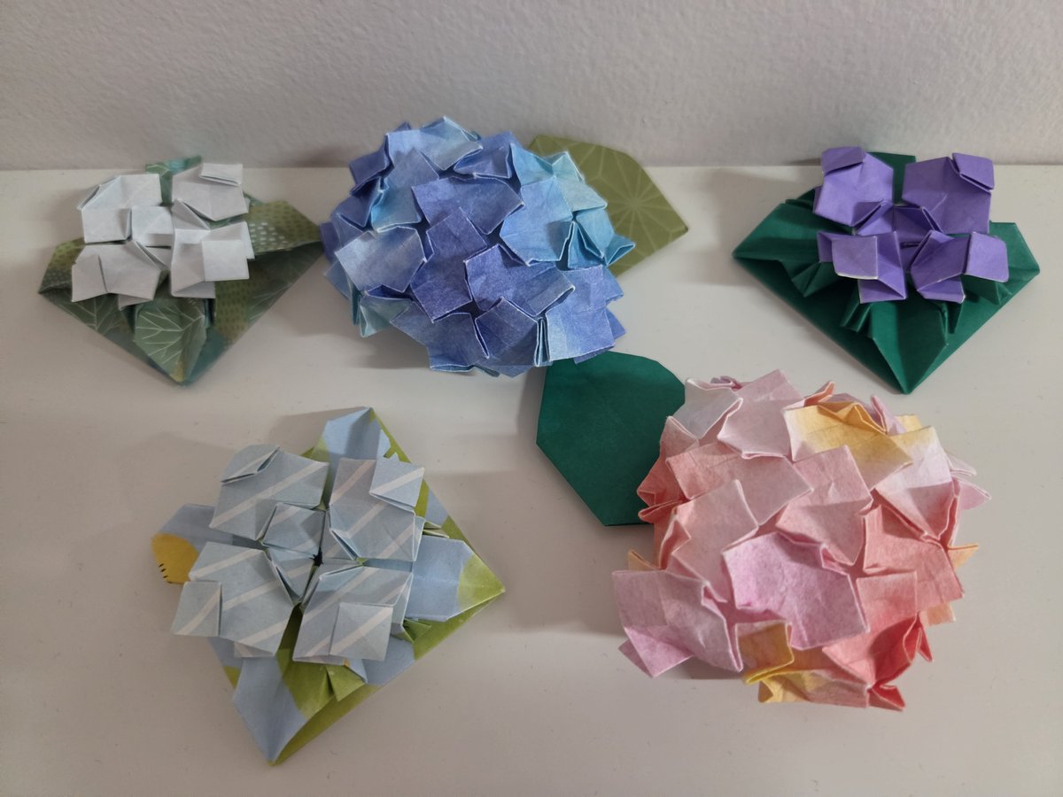 tokyo_dic's tweet photo. 【折り紙で作る季節の彩～６月（水無月）～】  
工場では季節ごとに、社員が作った折り紙作品で職場を彩っています。 今回ご紹介するテーマは「6月（水無月）」です。 

雨の日が続くこの季節。
しっとりとした空気の中で、カラフルな紫陽花がやさしく咲いています。
一つひとつ丁寧に折った折り紙の紫陽花は、よく見ると折り方も少しずつ異なり、それぞれに個性と表情があります。
小さな違いが重なって、まるで本物の花のように豊かな彩りと奥行きを感じさせてくれます。
#DIC #板橋区 #折り紙アート #��節の風景 #工場からの���信
