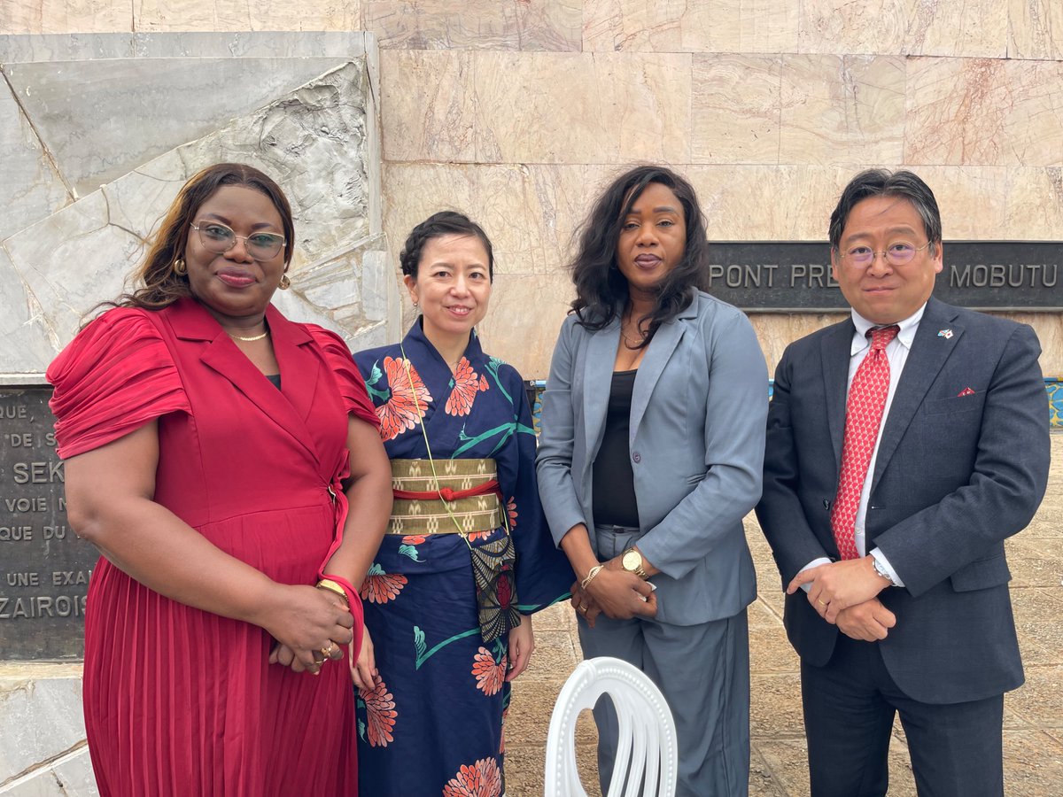 HideOGAWA_AmbJP's tweet photo. Kongomedia, organe de presse congolais, a couvert la cérémonie du 43e anniversaire de l'inauguration du pont Matadi. Nous avons apprécié que l'accompagnement de ma conjointe soit interprété ici comme un signe de respect à ce lieu spécial pour les relations Congo-Japon, et étaient heureux de rencontrer le couple du Maire Dominique Nkodia et Madame ainsi que d'autres pesonalités surtout féminines. Ma femme a été donné l'occasion, en français qu'elle apprend depuis deux mois, de faire un bref discours à notre surprise et honneur.

マタディ橋竣工43周年式典に関するコンゴの報道機関Kongomedia。Dominique Nkodia市長夫妻や他の女性出席者との関係でも、今回の配偶者同行を日本コンゴ関係上特別な場所である当地に対するリスペクトとして受け止めて頂けて良かったです。妻もサプライズで、光栄なことに、勉強し始めて２ヶ月のフランス語で簡単な挨拶の機会を頂きました。