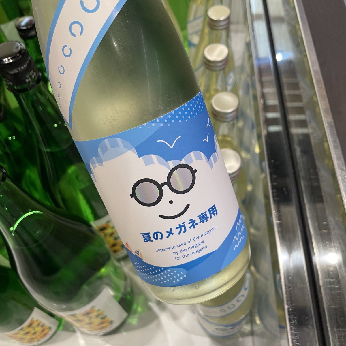 haginotsurusake's tweet photo. はせがわ酒店 東京スカイツリータウン・ソラマチ店様にて、本日6/26(金)〜28(日)試飲販売会を行なっております！

「夏のメガネ専用」「日輪田 ひまわり」「萩の鶴 真夏の猫」

弊社の夏酒が３つも並ぶ大変珍しい状態です！
三者三様の味わいをぜひこの機会にお試しください！
※猫は試飲ございません https://t.co/QngJ2YNSr6