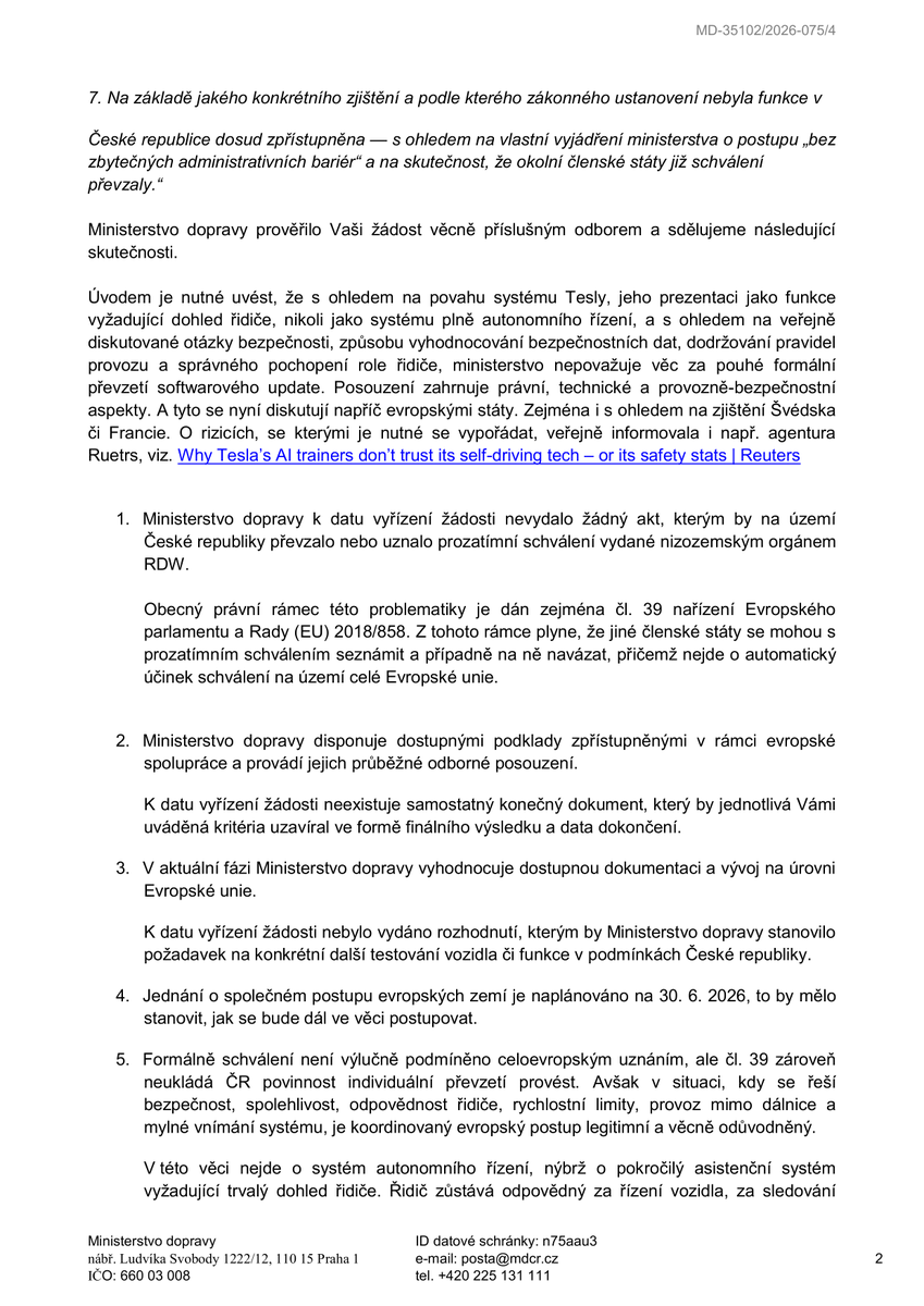 robotinreallife's tweet photo. 🚨 Ministerstvo odpovědělo na naši žádost. Až po vypršení lhůty a až po odeslání stížnosti.

Tři strany úřední řeči, přeložené do lidštiny:

➡️ K věci jsme neudělali nic. K vlastním třem kritériím nemáme po JEDENÁCTI týdnech žádný výsledek ani datum.

➡️ Naše „odborné posouzení": žádný vlastní test, žádný výsledek, žádný dokument. Zato dvakrát citujeme názorový článek. RDW najelo 1,6 milionu km a schválilo. My jsme si přečetli Reuters.

➡️ Nic to nezakazuje. Žádný zákon, žádné pravidlo. Brání tomu jen jejich vlastní podpis, který odmítají dát.

➡️ A přiznávají, že čekat nemusí. Čl. 39 je k tomu nenutí. Čekají z vlastní vůle.

Přečtěte si to ještě jednou. Ještě před pár dny se schovávali za "Potřebu provést nákladné testy". Dnes úřad písemně přiznává, že má pravomoc FSD schválit hned, jako pět dalších států, a dobrovolně to nedělá.

Místo regulátora, který FSD 18 měsíců a 1,6 milionu km testoval a schválil, dvakrát citují jeden názorový článek Reuters. Mínění novináře postavené nad rozhodnutí úřadu, který to reálně otestoval.

Část informací, které jsme žádali (korespondence a české stanovisko k jednáním EU), nedodali vůbec.

Všechno opírají o jednání 30. 6., které prý „má stanovit, jak se bude postupovat". Dobře. Budeme u toho. A 1. 7. se ptáme, co z něj vzešlo.

@BednarikIvan @min_dopravy, otázka se nemění. Vzájemné uznání existuje. Sami přiznáváte, že ho použít můžete. Tak proč ne? Bezpečnost je ověřená @RDWnl. 

@PiratkaSramkova, přesně na tohle se ptáte v interpelaci. Teď to mají i písemně. 🇨🇿

@Adrian_Smrcek @KRoelandschap  @OndrejBacina @CybertruckEU