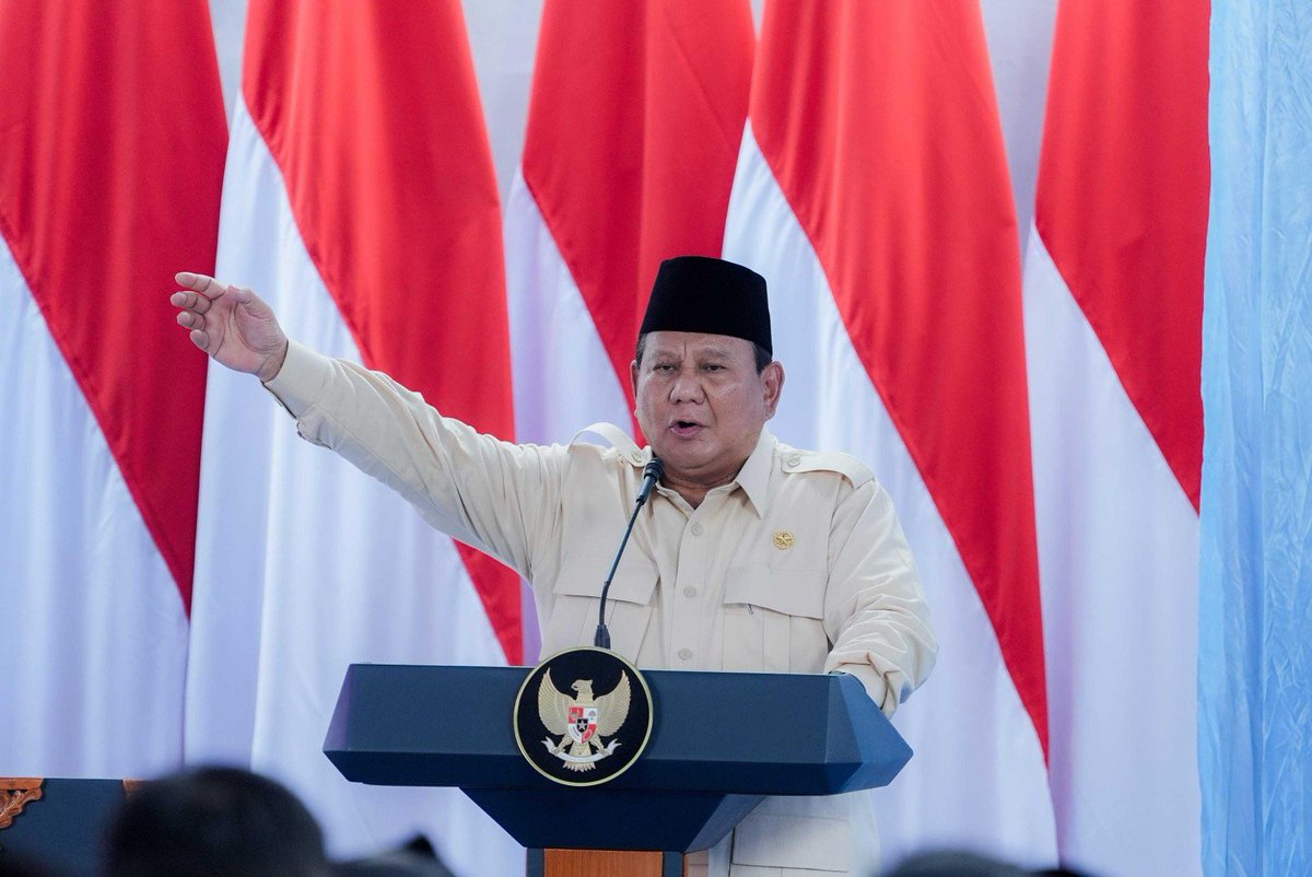 neohistoria_id's tweet photo. Kenapa Gaya Komunikasi Prabowo Sangat Jelek?

Dalam diskursus ruang publik politik—meminjam kerangka pemikiran sosiolog Jürgen Habermas—komunikasi adalah jembatan rasionalitas yang mengikat seorang pemimpin dengan warga negaranya.

Habermas mensyaratkan adanya tindakan komunikatif yang jernih untuk mencapai konsensus sosial yang sehat.

Di Indonesia, publik dan para pengamat akademis sering kali menyematkan predikat "jelek" pada gaya komunikasi Prabowo Subianto.

Dalam kacamata ilmu komunikasi politik, predikat ini merujuk secara spesifik pada kegagalannya dalam memenuhi standar komunikasi kepemimpinan formal yang serba presisi, metodis, dan terstruktur.

Kita sedang menyaksikan sebuah fenomena dramaturgi politik yang penuh dengan goncangan menggelinjang, berayun-ayun hebat.

Prabowo memiliki kecenderungan yang sangat kuat untuk berpidato secara spontan tanpa panduan teks yang solid.

Pendekatan asertif-populis ini sering kali berujung pada nada bicara yang meledak-ledak, berapi-api, dan minim filter diplomasi.

Gaya komunikasi yang sarat muatan emosi ini membawa risiko blunder yang luar biasa besar, terutama dalam fase krusial manajemen krisis bernegara.

Lontaran kata-kata yang tidak terukur berpotensi memperlebar jurang polarisasi publik pada saat negara justru sedang membutuhkan stabilitas.

Di samping itu, para pakar komunikasi politik menyoroti inkonsistensi dramaturgis yang sangat mencolok pada sang tokoh.

Erving Goffman dalam teori dramaturginya selalu menekankan pentingnya stabilitas karakter di "panggung depan" (front stage).

Citra publik Prabowo justru mengalami naik turun dari masa ke masa.

Pada satu periode pemilu, ia tampil mempresentasikan figur militeristik yang kaku dan menggelegar.

Pada periode berikutnya, ia berubah menjadi sosok santai nan gemoy yang gemar berjoget di hadapan massa.

Spontanitas dan letupan emosinya mengabaikan prinsip presisi yang menjadi urat nadi dalam tata kelola institusi negara modern.

Dalam politik global, kepemimpinan yang berumur panjang dan mewariskan permata selalu menuntut keseimbangan sempurna antara ketegasan bertindak dan kecermatan bertutur.

Kelemahan struktural dalam merangkai pesan publik yang kohesif pada akhirnya akan terus menjadi batu sandungan terbesar dalam merekam jejak Sejarah yang paripurna.

Referensi:

Aspinall, Edward, dan Marcus Mietzner, 'Indonesian Politics in 2014: Democracy's Close Call', Asian Survey, 55/1 (2015).

Goffman, Erving, The Presentation of Self in Everyday Life (New York: Anchor Books, 1959).

Habermas, Jürgen, The Structural Transformation of the Public Sphere: An Inquiry into a Category of Bourgeois Society, terj. Thomas Burger (Cambridge, MA: MIT Press, 1989).

Kakiailatu, Toeti, 'Yudhoyono and Indonesian Political Communication', Bijdragen tot de Taal-, Land- en Volkenkunde, 163/1 (2007).

Lee, Kuan Yew, From Third World to First: The Singapore Story: 1965-2000 (New York: HarperCollins, 2000).

Rowland, Robert C., dan John M. Jones, 'Recasting the American Dream and American Politics: Barack Obama's Keynote Address to the 2004 Democratic National Convention', Quarterly Journal of Speech, 93/4 (2007).

Yudhoyono, Susilo Bambang, Selalu Ada Pilihan (Jakarta: Penerbit Buku Kompas, 2014).
