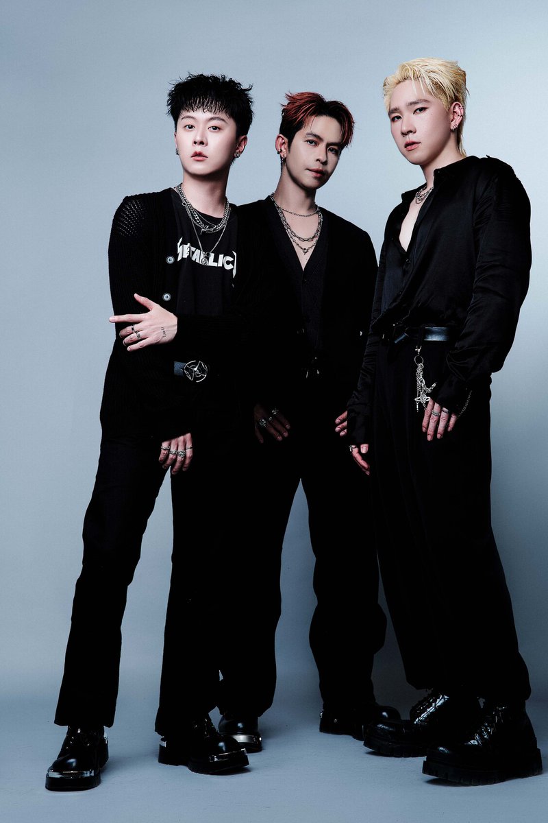 ANiceEnt's tweet photo. Slapkiss ส่งเพลงยินดีถึงเขา “ผู้ครองหัวใจ (Twilightship)” ทั้งที่ในใจเจ็บจนไม่ไหวเลย

#ผู้ครองหัวใจSlapkiss
#Slapkiss
#LOVEiSENTERTAINMENT

“ขอให้รักครั้งนี้ ดีกว่าที่ฝัน… ด้วยรักและความยินดี แด่เธอที่เป็นผู้ครองหัวใจ” ประโยคสั้น ๆ ที่ฟังเผิน ๆ อาจเหมือนคำอวยพร แต่สำหรับคนที่ยังรักอยู่ มันกลับเป็นประโยคที่เจ็บจนแทบพูดไม่ออก

Slapkiss กลับมาส่งต่อความเศร้าบาดลึกผ่านซิงเกิลใหม่ “ผู้ครองหัวใจ (Twilightship)” บทเพลงของคนที่ยังคงรักใครสักคนสุดหัวใจ แต่ไม่มีสิทธิ์ได้ยืนอยู่ข้าง ๆ เขาอีกต่อไป เหลือเพียงหน้าที่เดียว คือการยิ้มให้กับความสุขของเขา แม้ข้างในจะแตกสลายแค่ไหนก็ตาม

“ผู้ครองหัวใจ (Twilightship)” เล่าถึงความสัมพันธ์ที่ไม่ได้จบลงเพราะหมดรัก แต่จบลงทั้งที่ยังรู้สึกอยู่ เป็นความเจ็บปวดของคนที่ต้องเฝ้ามองคนสำคัญพบเจอความรักครั้งใหม่ และมีความสุขกับใครอีกคน โดยที่ตัวเองทำได้เพียงเก็บทุกความรู้สึกไว้เงียบ ๆ แล้วส่งคำอวยพรจากระยะไกล

เพลงนี้จึงแทนคนที่เคยต้องฝืนยิ้มทั้งน้ำตา ยอมเป็นเพียงผู้ชมในเรื่องราวความรัก ต่อให้ลึก ๆ ยังมีความหวังเล็ก ๆ หลงเหลืออยู่ แต่สุดท้ายก็เลือกเปลี่ยนความหวังนั้นให้กลายเป็นความหวังดี

ในพาร์ทของเพลงนี้ยังได้ Milo จากวง Tilly Birds มารับหน้าที่เป็นโปรดิวเซอร์อีกครั้ง ซึ่งสามารถเอาเสน่ห์และตัวตนที่แท้จริงของ Slapkiss ออกมาได้อย่างดี

นอกจากเพลงที่ชวนเศร้าลึก ก็ยังมีอีกความพิเศษคือได้ “แพรวา ณิชาภัทร” มาร่วมถ่ายทอดเรื่องราวกับ “โด้ Slapkiss” ซึ่งทั้งคู่เป็นเพื่อนสนิทกันในชีวิตจริง ทำให้เคมี ความผูกพัน และสายตาที่ส่งถึงกันใน MV ออกมาจริงใจ เข้าถึงอารมณ์อย่างลึกซึ้ง

ยิ่งไปกว่านั้น MV เพลงนี้ยังนำฟุตเทจจริงของทั้งคู่ที่ไม่เคยถูกเปิดเผยที่ไหนมาก่อน! มาร้อยเรียงเป็นส่วนหนึ่งของเรื่องราว ถ่ายทอดทั้งความรัก ความทรงจำ รอยยิ้ม และน้ำตาที่ซ่อนอยู่ข้างในได้จริงใจ กลายเป็นอีกหนึ่งองค์ประกอบสำคัญที่ทำให้ “ผู้ครองหัวใจ (Twilightship)” ยิ่งบีบหัวใจคนดูมากขึ้น

สำหรับใครที่กำลังอยู่ในสถานะของคนที่ยังรัก แต่ทำได้เพียงยินดีกับความสุขของอีกฝ่าย “ผู้ครองหัวใจ (Twilightship)” อาจเป็นเพลงที่เข้ามากอดความรู้สึกเหล่านั้นเอาไว้ และบอกกับคุณว่า ความเจ็บปวดแบบนี้ คุณไม่ได้เผชิญอยู่เพียงลำพัง สามารถรับชมและรับฟังกันได้แล้วทุกช่องทาง “ผู้ครองหัวใจ (Twilightship)” Youtube : Slapkiss และติดตามความเคลื่อนไหวต่างๆ ได้ทาง Facebook/TikTok : Slapkiss X/Instagram : slapkiss.official และ Facebook: LOVEiS / X, Instagram: @LOVEiS_ent

Slapkiss - ผู้ครองหัวใจ (Twilightship) [Official MV]
https://t.co/zstQluQmUH