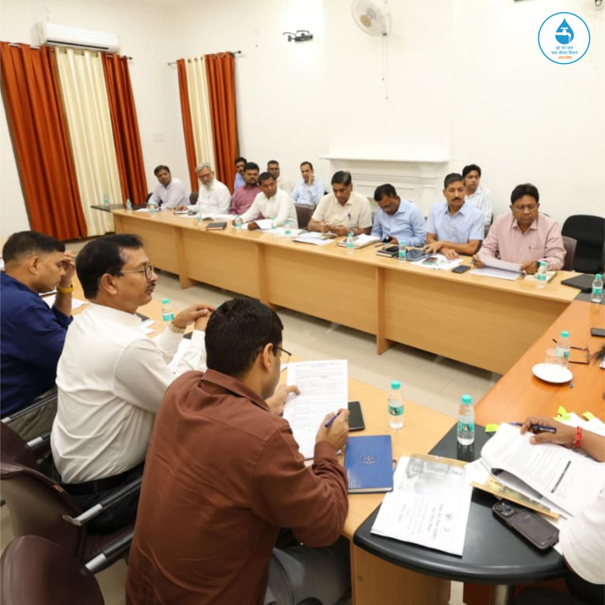 upswsm's tweet photo. आज दिनांक 26-06-2026 को जनपद झाँसी स्थित सर्किट हाउस में जल जीवन मिशन, उत्तर प्रदेश के कार्यों की समीक्षा बैठक  की गई।बैठक में भारत सरकार के राष्ट्रीय जल जीवन मिशन के अपर सचिव एवं मिशन निदेशक श्री कमल किशोर सोन जी। निदेशक राष्ट्रीय जल जीवन मिशन, भारत सरकार श्री वाई. के. सिंह जी, जिलाधिकारी झाँसी श्री गौरांग राठी जी तथा राज्य पेयजल एवं स्वच्छता मिशन, उत्तर प्रदेश के अधिशासी निदेशक श्री जोगिंदर सिंह जी उपस्थित रहे।
समीक्षा बैठक के दौरान राष्ट्रीय जल जीवन मिशन, भारत सरकार के अपर सचिव एवं मिशन निदेशक श्री कमल किशोर सोन जी ने संबंधित अधिकारियों को सख्त निर्देश देते हुए कहा कि रोड रेस्टोरेशन कार्य को गुणवत्तापरक ढंग से शत-प्रतिशत समयबद्ध पूर्ण किया जाए, ताकि आमजन को किसी प्रकार की असुविधा न हो तथा योजनाओं का लाभ सुचारु रूप से जनता तक पहुँच सके।

@PMOIndia
@narendramodi
@CRPaatil
@DoWRRDGR_MoJS
@myogiadityanath
@jaljeevan_
@CMOfficeUP
@swatantrabjp
@UPGovt
@PIBWater