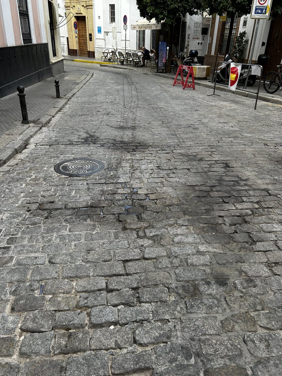 marsopa's tweet photo. @LipasamSevilla @Ayto_Sevilla tiene un problema y no es nuevo: El reguero de pringue que van dejando sus camiones de recogida… por donde pasan y maniobran https://t.co/h33V28hA5i