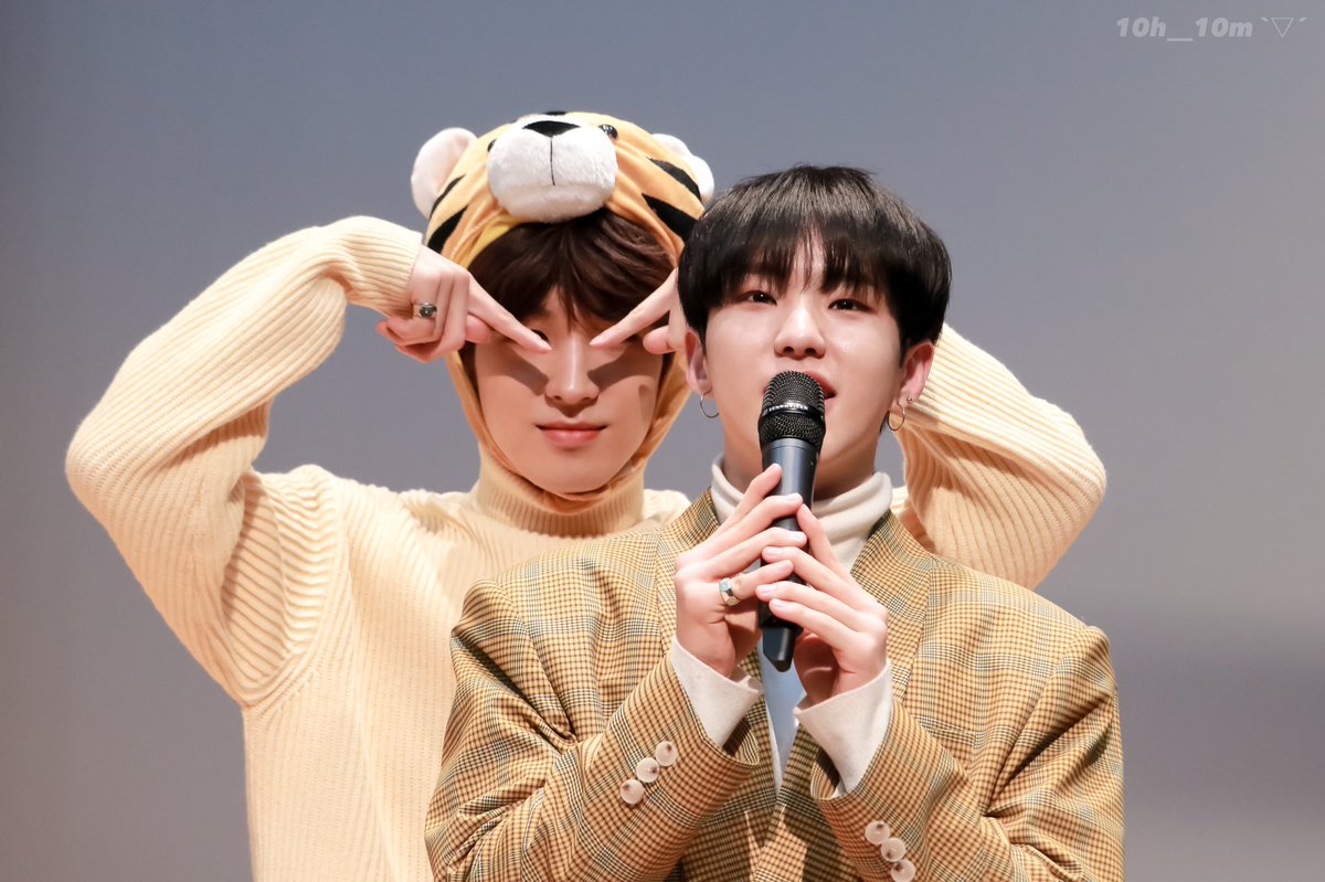 babyhoney0615's tweet photo. 정한 쿱스 왜 싸우는건지 호시 왜 멀뚱히 서있는건지 찾다가ㅋㅋㅋ 무슨 상황인건지는 결국 모르겠고 190202 권순영 레전드 귀여웠던 날인것만 알게됨...ㅎ https://t.co/ImumeHG4Ig