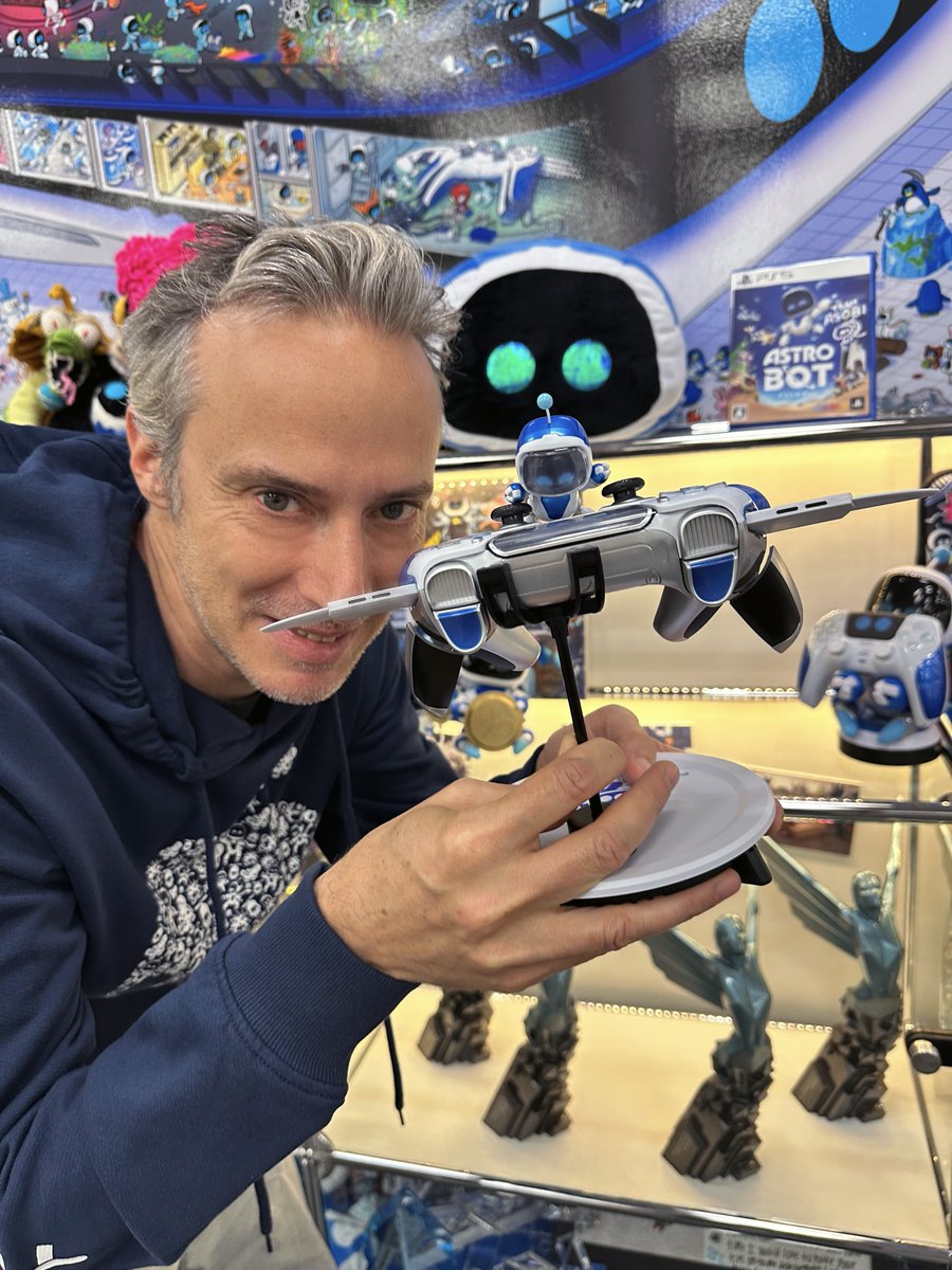 TeamAsobi's tweet photo. さて、Team ASOBIの棚にやってきたのは…？
「超合金 ASTRO BOT & デュアルスピーダー」でした！
できあがるまでのお話は、Nicoのインタビューでチェックしてみてください🚀

Something new has landed on Team ASOBI's shelf!
It's the Chogokin Astro Bot & Dual speeder！
If you’d like to hear a bit more about how it all came together, check out Nico's interview! 🚀
https://t.co/1yGnIoiaNe

#AstroBot # t_chogokin #DualSpeeder