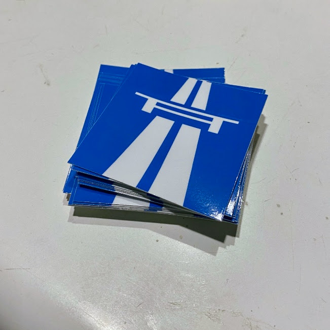 mushitoka's tweet photo. 明日のトリプルファイヤー"史上最大の作戦"にて、ZINE『鳥居の最終回』を販売いたします。お買い上げいただいた方には先着順で「鳥居アイコンステッカー」を進呈いたします！

当日は15:30〜16:30に物販の先行販売も行います。皆様ぜひこの機会にお買い求めください！とっても良いZINEです https://t.co/YuNQlnuSeW