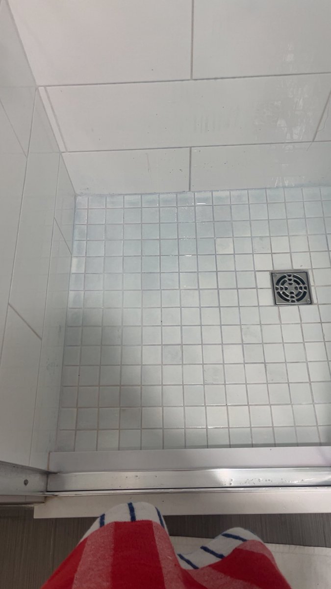 TastyOli's tweet photo. Yall im staying at a hotel,,, HOW TF DO I GET THESE STAINS OUT 😭😭 ??? And are they gonna charge me if I can’t get them out??? 
#hairdye https://t.co/0NpLTFPl7Y
