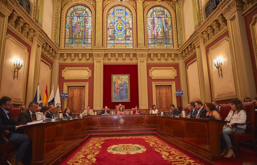 PSOESantaCruzTF's tweet photo. 🌹 A las 9:00h defendemos en el Pleno de #SantaCruz los derechos, los servicios públicos y nuestros barrios.

🏳️‍🌈 Orgullo LGTBI 🐶 Playas para perros 🔌 Puntos recarga para vehículos eléctricos 🕊️ Memoria democrática 🏠 Mejor atención al sinhogarismo

📺 https://t.co/nycsPyZrZ4 https://t.co/uikCz0BpU3