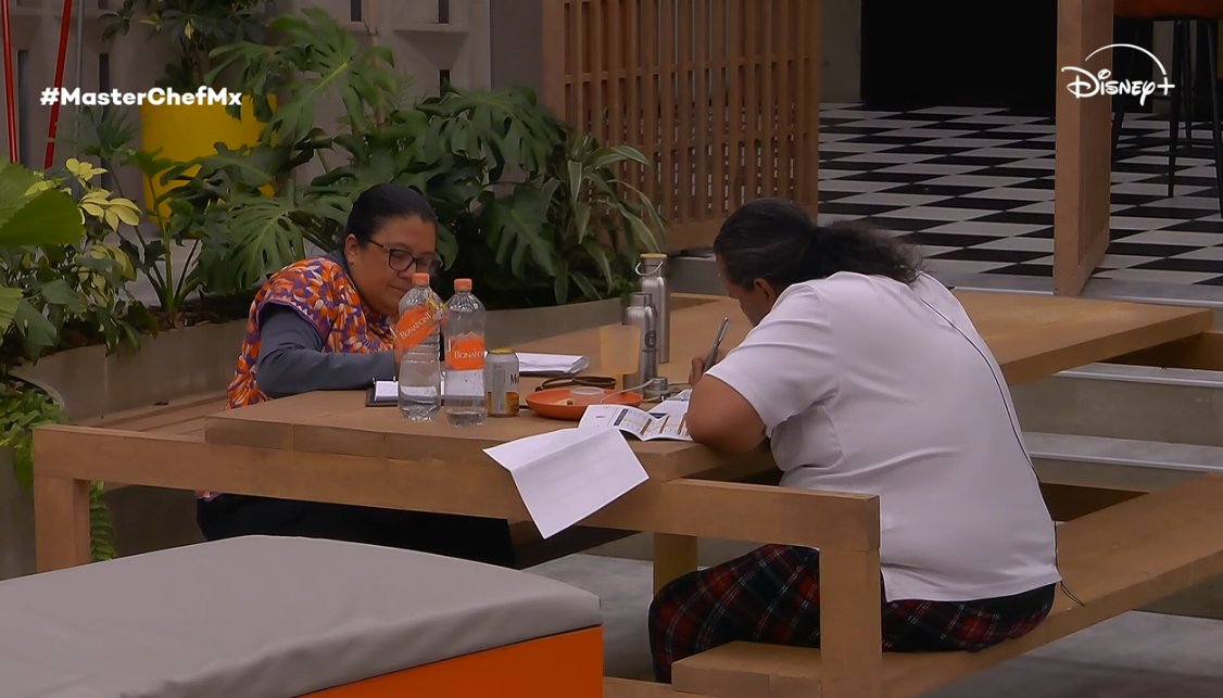 Itzel_Zgd's tweet photo. Ay no, me dan mucha ternura, siguen estudiando hasta tarde 🥺 tienen muchas ganas de aprender, no como otros pendejazos! 
No te awites Nora, eres chingona! 
#MasterChefMx https://t.co/sDI2md2qyv