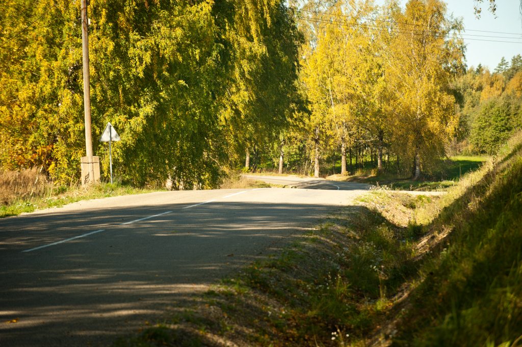 LVceli's tweet photo. ☀️Meteorologi prognozē, ka brīvdienās gaisa temperatūra Latvijā vietām var pārsniegt 30⁰ C. Šādos laikapstākļos stipri uzkarst autoceļu asfalta segums un posmos, kur tas ir vecs un sliktā tehniskā stāvoklī, kā arī bedru labojumu vietās var veidoties izsvīdumi. Plašāk lasi👉 https://t.co/7rkeu8RTlQ

☎️Aicinām par šādām vietām ziņot, zvanot uz @LVceli  diennakts bezmaksas informatīvo līniju 80005555, lai ceļu uzturētāji varētu operatīvi veikt svīduma vietu apstrādi.