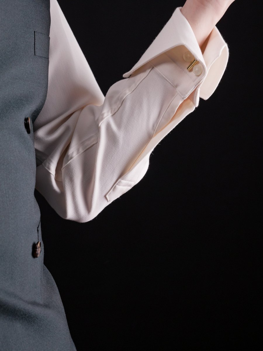 suitpic's tweet photo. 턴백 커프스는 더블 커프스의 격식을 최대한 유지하면서 단추로 쉽게 잠글 수 있어 편리한 착용성을 가지고 있습니다.
이러한 턴백 커프스를 요즘에는, 평범한 소매와 비교될 수 있는 개성을 표현하면서 커프 링크스를 무조건 사용해야 하는, 부담을 덜어주는 대안으로 착용하기 좋다고 생각합니다.
프렌치 커프스만큼이나 독특한 외형을 가진 소매라서 셔츠에 새로운 느낌을 원하신다면 적극 추천해 드립니다.