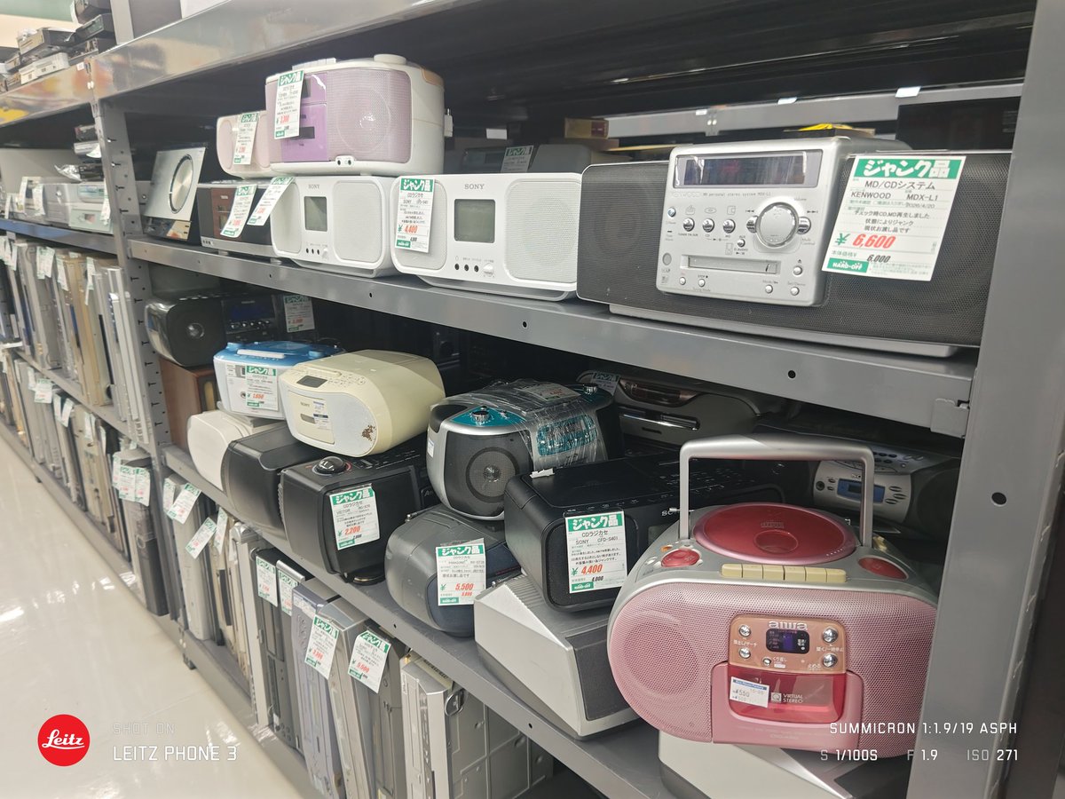 tabioneko's tweet photo. ラジカセをね。
ただ、貴重なカセットを入れてテープ巻き込んだりしないかと心配なのよ、、
＃ハードオフファミリー https://t.co/Y1wfSXT1WB