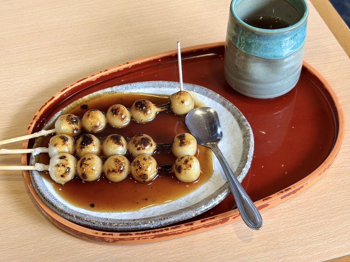 Qjzy_'s tweet photo. お団子編。

①喜八洲のみたらし団子
②下鴨神社そばのお茶屋さんのみたらし団子
③5種盛り……♩

喜八洲は大阪に行った時、意地でも買っている！どんなに忙しくても喜八洲のためにがんばる。はぁ……食べたいな……😣 https://t.co/HB7ilCRy4C