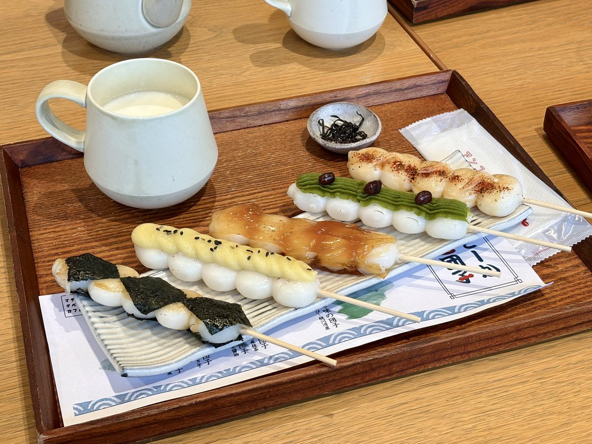 Qjzy_'s tweet photo. お団子編。

①喜八洲のみたらし団子
②下鴨神社そばのお茶屋さんのみたらし団子
③5種盛り……♩

喜八洲は大阪に行った時、意地でも買っている！どんなに忙しくても喜八洲のためにがんばる。はぁ……食べたいな……😣 https://t.co/HB7ilCRy4C