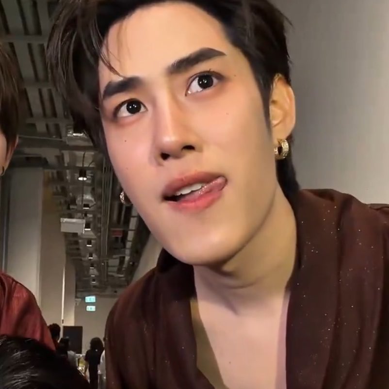 ilxmars's tweet photo. “🫤”

“เธอมองพี่แล้วทำหน้าแบบนั้นทำไม”

“พี่ทำอะไรผิด?”

“พี่ส่องกระจกดูยัง”

“ส่องทำไม”

“ก็ดูพี่ทำหน้าทำตา”

“มันน่าคุยด้วยมั้ยนั่น”

“ไม่ไล่ออกไปนอนนอกห้องก็ดีเท่าไหร่”

“…”

“ว่าแล้วก็ออกไปนอนโซฟาเลย”

“เหม็นหมาขี้วีน”

“เอ้าเธอ! แล้วคืนนี้พี่จะฟัดแก้มใคร”

“อย่ามาใกล้เค้า !!“