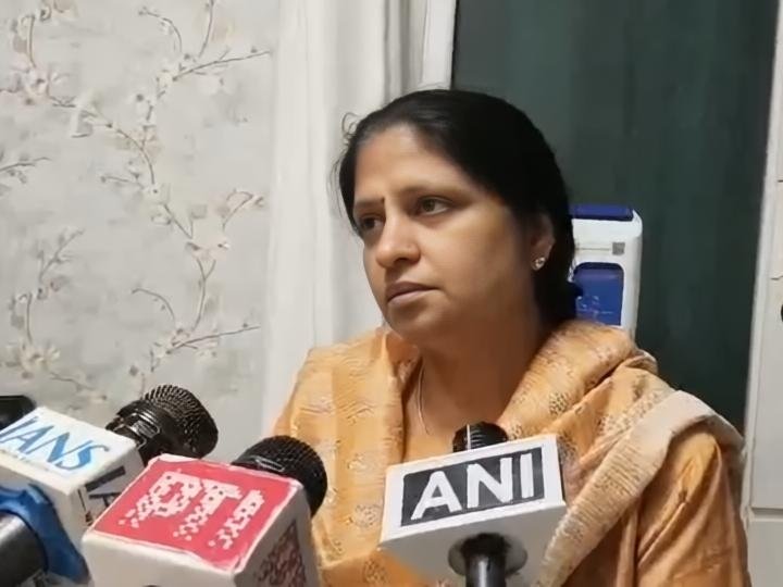 venom1s's tweet photo. Pooja Goyal - Mother of Siya Goyal.

She said that - If Siya wasn't happy, Ketan should have told me. I didn't know about Chetan.

Siya was happy with the marriage and never showed any dissatisfaction.

She still defended her daughter. https://t.co/WIbia79bfy