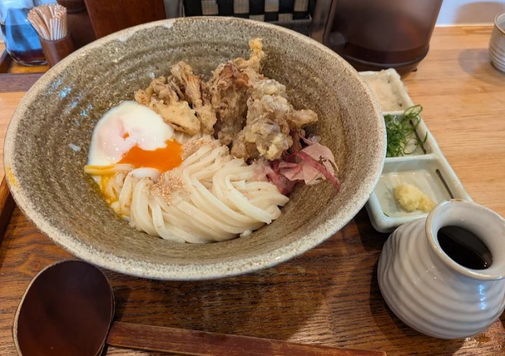 Fdr39dReLw0UQoK's tweet photo. おはようございます😊
いつも私のツイートを1秒でも見て頂いてる方には感謝感謝感してます♥♥♥
ガッキーお薦めのうどん屋を見つけました✌✌
うどんは踊らないですけど😱
知る人ぞ知る名店ですよ🫪🫪
コシがあって絶品旨い💯💯 https://t.co/1JIgueAah9