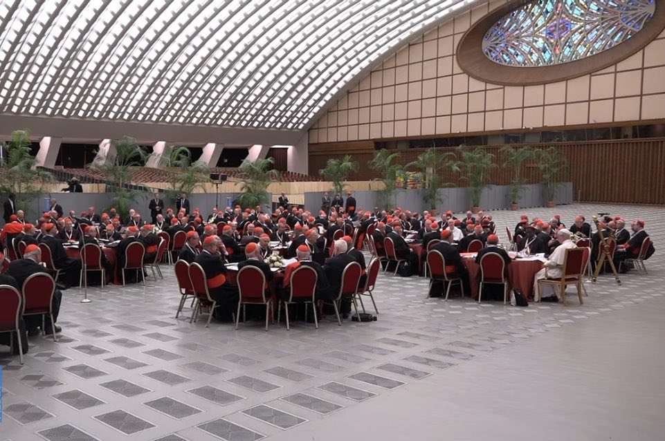 evaenlaradio's tweet photo. El #Papa inicia con un discurso las sesiones del segundo #Consistorio de su pontificado: “no somos custodios de intereses particulares” “estos encuentros nos ayudan a trabajar juntos en el servicio de la Iglesia”. “¡Necesito vuestra ayuda, libertad, franqueza y lealtad”
#Vaticano https://t.co/VdPql90CK8