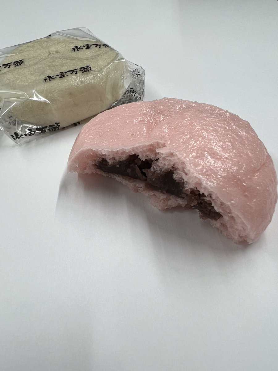 h_seibundo's tweet photo. 3時のおやつに、金沢の人ならみんな知ってる
#氷室饅頭 (本当は7/1が氷室の日)

３色あるんですよ(^^)
赤：魔除けや厄除けを表すとされる
白：清浄・潔白を表し心身を清める意味合い
緑：健康・長寿、生命力の象徴とされる

江戸時代から続く歴史のあるお饅頭です♪ https://t.co/DnRb7AK1Ru