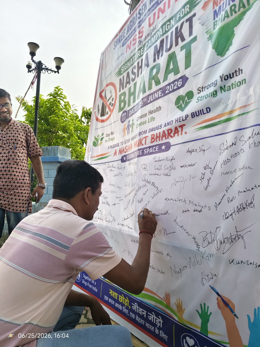 NSSSAMWB's tweet photo. On the occasion of #NeshaMukhBharatAbhiyan NSS Unit, Shree Agrasen Mahavidyalaya, organized a signature campaign, promoting a drug-free lifestyle through active student and faculty participation, spreading awareness against substance abuse.
@rdnss_kolkata @_NSSIndia @YASMinistry https://t.co/Cx6T9VwefX