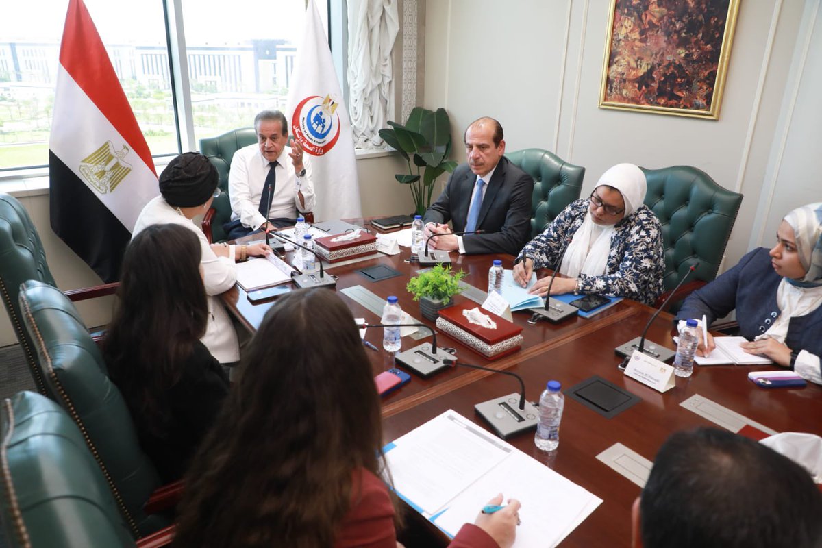 mohpegypt's tweet photo. وزير الصحة يبحث مع ممثلة اليونيسيف لدى مصر تعزيز التعاون في صحة الطفل

======
استقبل الدكتور خالد عبدالغفار، وزير الصحة والسكان، السيدة ناتاليا روسي، ممثلة منظمة الأمم المتحدة للطفولة (يونيسيف) لدى مصر، والوفد المرافق لها، في اجتماع بمقر الوزارة بالعاصمة الإدارية الجديدة، لمناقشة سبل تعزيز التعاون المشترك في مجال صحة الطفل.

وأكد الدكتور حسام عبدالغفار، المتحدث الرسمي للوزارة، أن الاجتماع شهد التأكيد على دور اليونيسيف كشريك رئيسي في دعم برامج صحة الطفل والتغذية والتطعيمات وتنمية الطفولة المبكرة، بما يتماشى مع رؤية مصر 2030 وأهداف التنمية المستدامة.

وأضاف «عبدالغفار» أن الاجتماع تناول آليات تعزيز الشراكة في الرعاية الصحية الأولية، وصحة الأم والطفل، وبرامج التغذية والتطعيمات، إلى جانب دعم التحول الرقمي في الصحة، وتطوير نظم المعلومات والبيانات الصحية، وتعزيز قدرة النظام الصحي على الصمود أمام الأزمات والجوائح. كما تم بحث توسيع برامج التوعية المجتمعية وبناء قدرات العاملين في الرعاية الأولية، مع التأكيد على أهمية زيادة الإقبال على خدمات المبادرات الرئاسية.

وول��ت المتحدث الرسمي إلى إشادة الوزير بالتعاون المثمر مع اليونيسيف، وفق برامج طويلة وقصيرة المدى، مؤكدًا أهمية استمرار هذا التعاون لتحسين مؤشرات صحة الطفل وتعزيز الخدمات المقدمة عبر وحدات الرعاية الصحية الأولية.

حضر الاجتماع الدكتور عمرو قنديل والدكتورة عبلة الألفي نائبا الوزير، والدكتورة زينب الصدر مساعد نائب الوزير، والدكتور أحمد عبدالدايم القائم بأعمال رئيس قسم الصحة بمنظمة اليونيسيف.
