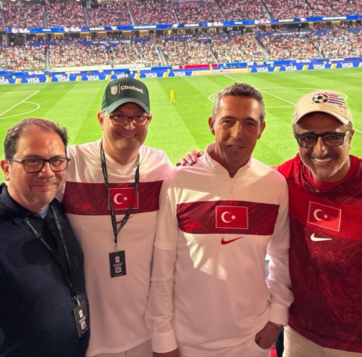fenertalks's tweet photo. Eski Fenerbahçe Başkanı Ali Koç ve Fenerbahçe’nin sponsorlarından Chobani’nin sahibi Hamdi Ulukaya Türkiye - ABD maçını birlikte izlediler. https://t.co/LCOp1BFBif