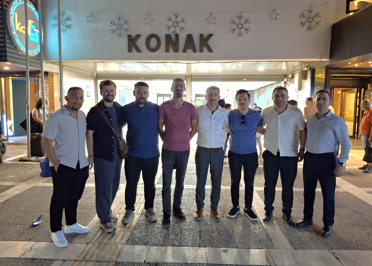 EmniyetTS's tweet photo. İzmir’de gerçekleştirdiğimiz saha ziyaretleri kapsamında Genel Başkanımız Sayın İsmail Okumuş ve Genel Başkan Yardımcımız Mevlüt Demir, teşkilatımızın kıymetli mensuplarıyla bir araya geldi.

Ziyaret programı çerçevesinde Buca İlçe Emniyet Müdürlüğü, Menderes Polis Merkezi Amirliği ve Sarnıç Polis Merkezi Amirliği başta olmak üzere çeşitli birimlere ziyaretlerde bulunuldu. Ayrıca Konak ilçesinde meslektaşlarımızla gerçekleştirilen buluşmada, sendikal faaliyetlerimiz, teşkilat mensuplarımızın talep ve beklentileri ile önümüzdeki döneme ilişkin çalışmalarımız üzerine kapsamlı istişarelerde bulunuldu.

Gücünü üyelerinden alan sendikamız, meslektaşlarımızın sesi olmaya, sorunlarını yerinde tespit ederek çözüm odaklı çalışmalarını kararlılıkla sürdürmeye devam edecektir.

Misafirperverlikleri, samimi ilgileri ve kıymetli katkıları için tüm meslektaşlarımıza teşekkür ediyor; birlik, beraberlik ve dayanışma içerisinde daha güçlü bir teşkilat için çalışmayı sürdürüyoruz.

@etsEgeSube 
@bayindirserife 
@erdylcn