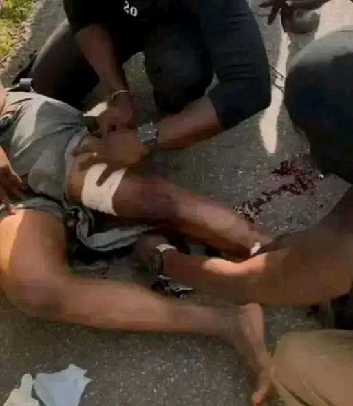 EmekaGift100's tweet photo. Several injured as suspected bandits ambush Sunday Igboho’s security team in Oyo forest https://t.co/SEpSFaKxBF