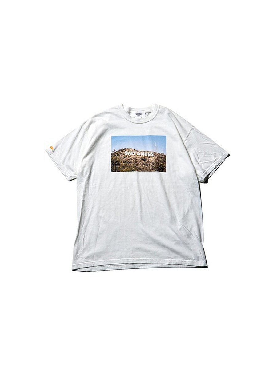 Blueism_'s tweet photo. 「SALT&amp;MUGS」 Dream mountain

ハリウッドのネームサインをオリジナルなグラフィックで表現したフォトデザインTee。
ボディは特殊な加工を施し古着のような風合いがあり、1枚で着用してもワンランク上のコーデが仕上がります！

#半袖tシャツ #tシャツ #ハリウッド https://t.co/GqHS5VlxsU