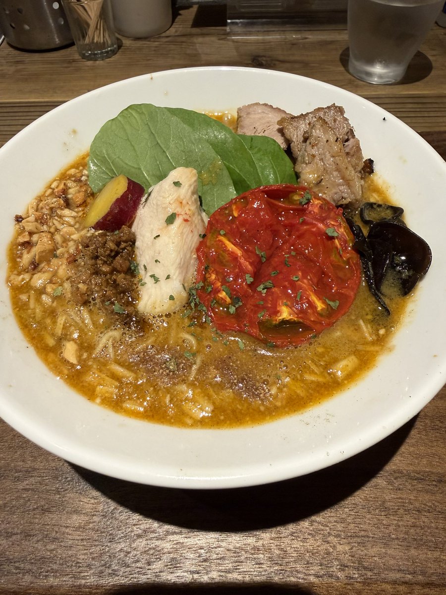 Shigvmax's tweet photo. 今日のランチも『#ちいおり』さんへ
今日は『チャーシュー入り担々麺』でした
柔らかい角切りのチャーシューと鶏むね肉が美味しいのはもちろんだけど、トマトが良いお仕事してる
そして細麺に濃厚なスープがからんで延々と食べれる（笑）

これから仕事なので、替え玉は我慢😅
ごちそうさまでした😋 https://t.co/t4t3EXZN3D