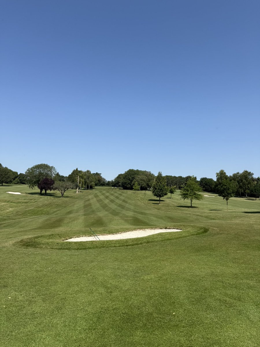 LGCGreenkeepers's tweet photo. End of a scorching week with thunderstorms to start but everyday over 30° the course has taken it well. ☀️ 🌡️ https://t.co/LFCtWcZ0yc