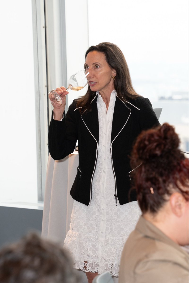 DO_Cava's tweet photo. Cava Horizons, a unique Cava experience in New York. 🥂✨

Bringing together wine professionals for an exclusive exploration of the quality, diversity, and gastronomic versatility of Cava de Guarda Superior.

The event featured an engaging masterclass led by Master Sommelier Laura Williamson, followed by a curated tasting and pairing experience overlooking the Manhattan skyline. 
Insightful conversations, strong engagement, and outstanding wines made for a memorable day.

Thank you to everyone who joined us and helped showcase the premium future of Cava in the U.S. market.

#CavaHorizons #Cava #NYC #WineEducation #SommelierLife #SparklingWine #WineCommunity