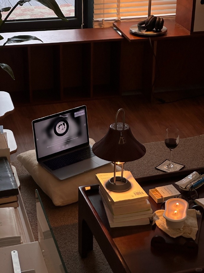 EmieziA's tweet photo. Pulling a late one at the office again—my desk lamp’s my best friend tonight, coffee’s running on empty, and that pending to-do list Let’s cross one more item off. https://t.co/jCqn2k4A99