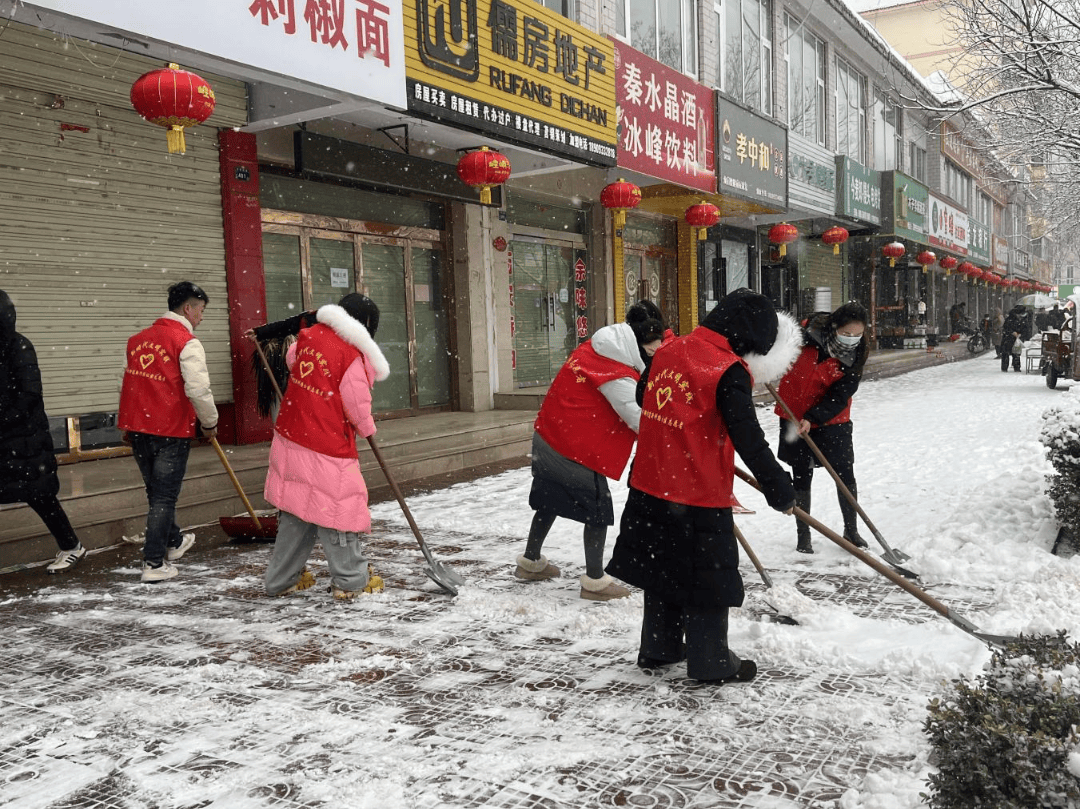 EunjuBag58470's tweet photo. Just wrapped up 2 hours of sorting and distributing warm winter coats for unhoused neighbors downtown. Small acts add up to big warmth  #VolunteerForCommunity https://t.co/XBxG29d4db