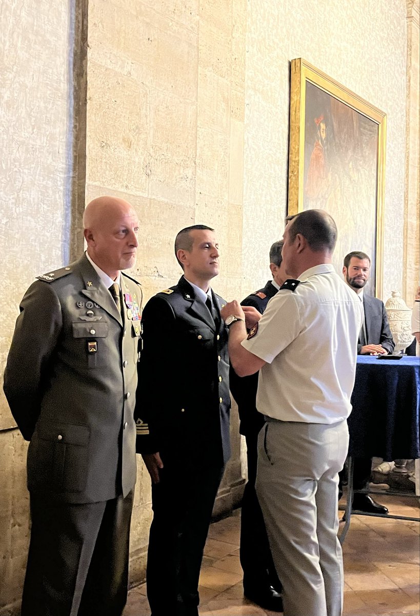 FRDefenseITALY's tweet photo. Onorato di aver conferito a tre militari 🇮🇹, il generale Lorenzo Dal Maso, il tenente Colonnello Pasquale Cimmino e il Maggiore Valter Nutarelli, la Medaglia della Difesa Nazionale🎖️in riconoscimento per il loro prezioso contributo al rafforzamento della cooperazione 🇫🇷🇮🇹 https://t.co/610F3VMcTa