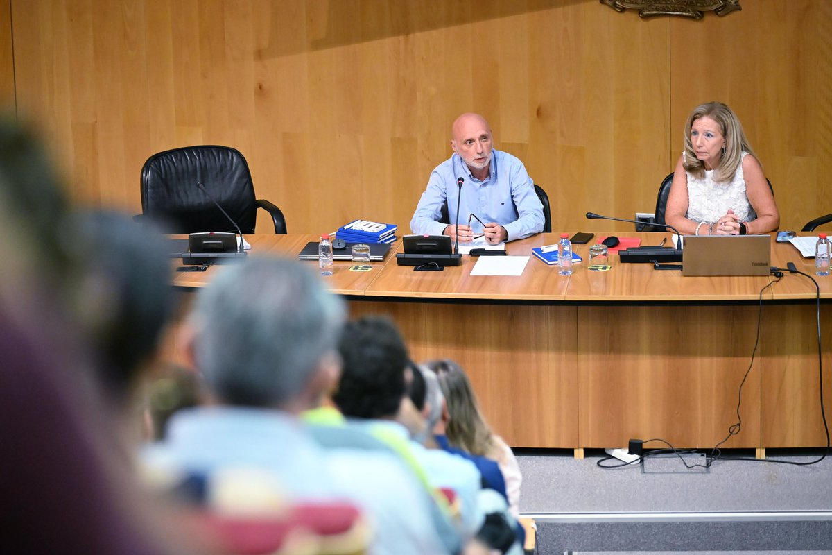 dipgra's tweet photo. ➡️ El diputado de Asistencia a Municipios y Emergencias, Eduardo Martos, ha presidido las Jornadas técnicas sobre la ordenanza municipal para el inicio y funcionamiento de actividades económicas.

#GranadaLlenaDeVida https://t.co/rWyvN3Wmys