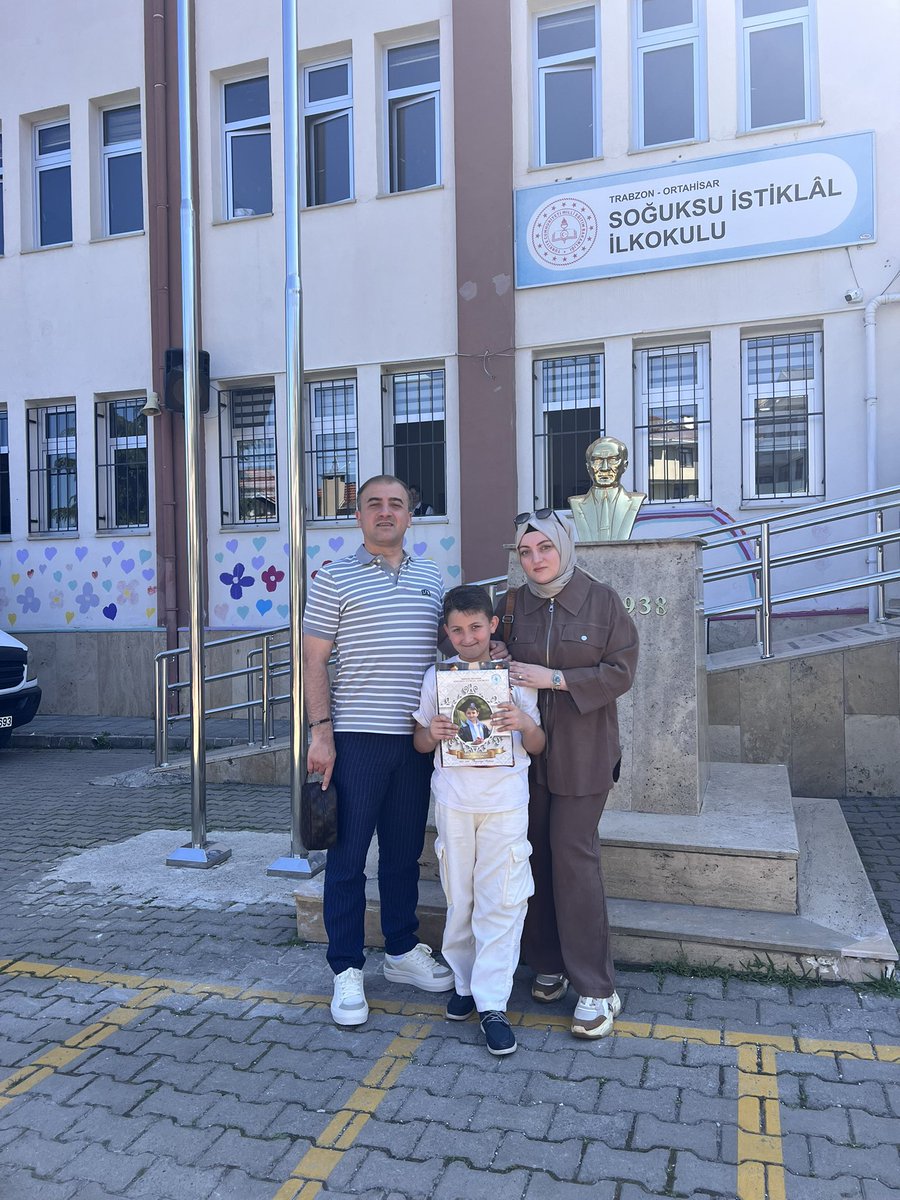 erknyuce's tweet photo. Bir babanın en büyük zenginliği evlatlarının güzel yarınlara attığı adımlardır. Bugün oğlumun ilkokul mezuniyetini, kızımın da 7. sınıfını başarıyla tamamlamasını büyük bir gururla kutluyorum. Rabbim başarılarınızı daim etsin. Sizlerle gurur duyuyorum. 🌹 https://t.co/56fmSAGo9a