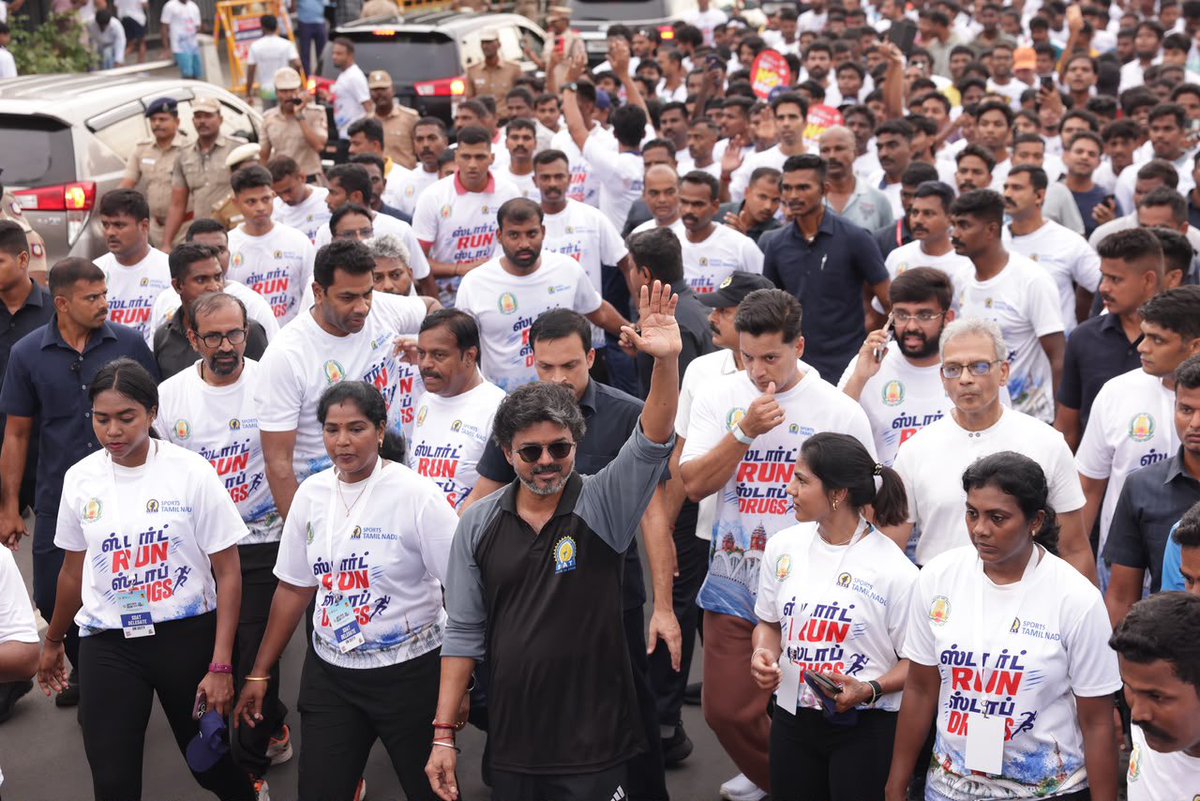 Urssanthosh11's tweet photo. He’s wearing SDAT Tshirt ra venna https://t.co/ltzb0pCnbS