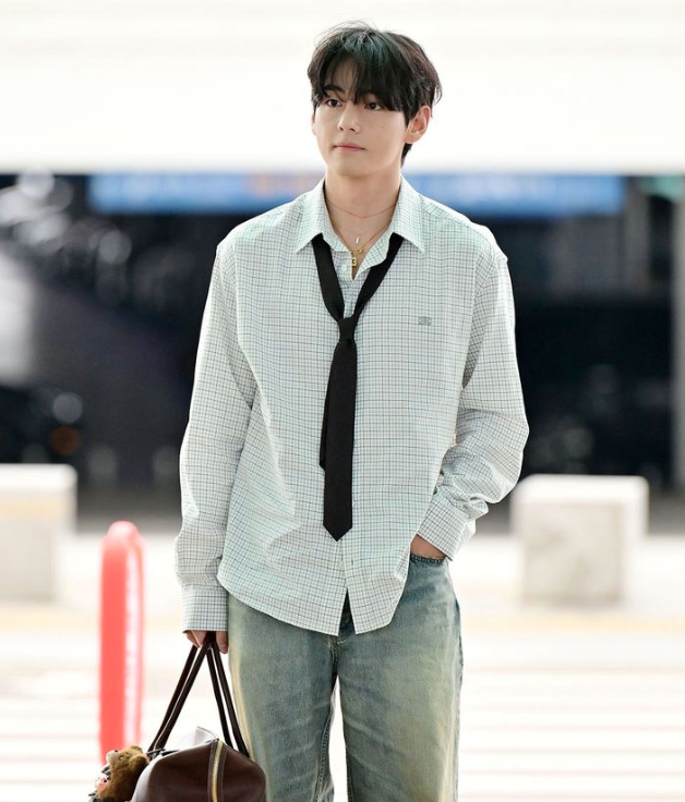 AboutMusicYT's tweet photo. Taehyung of BTS will attend the Celine Fashion Show later today. https://t.co/e8WFrHhJyt