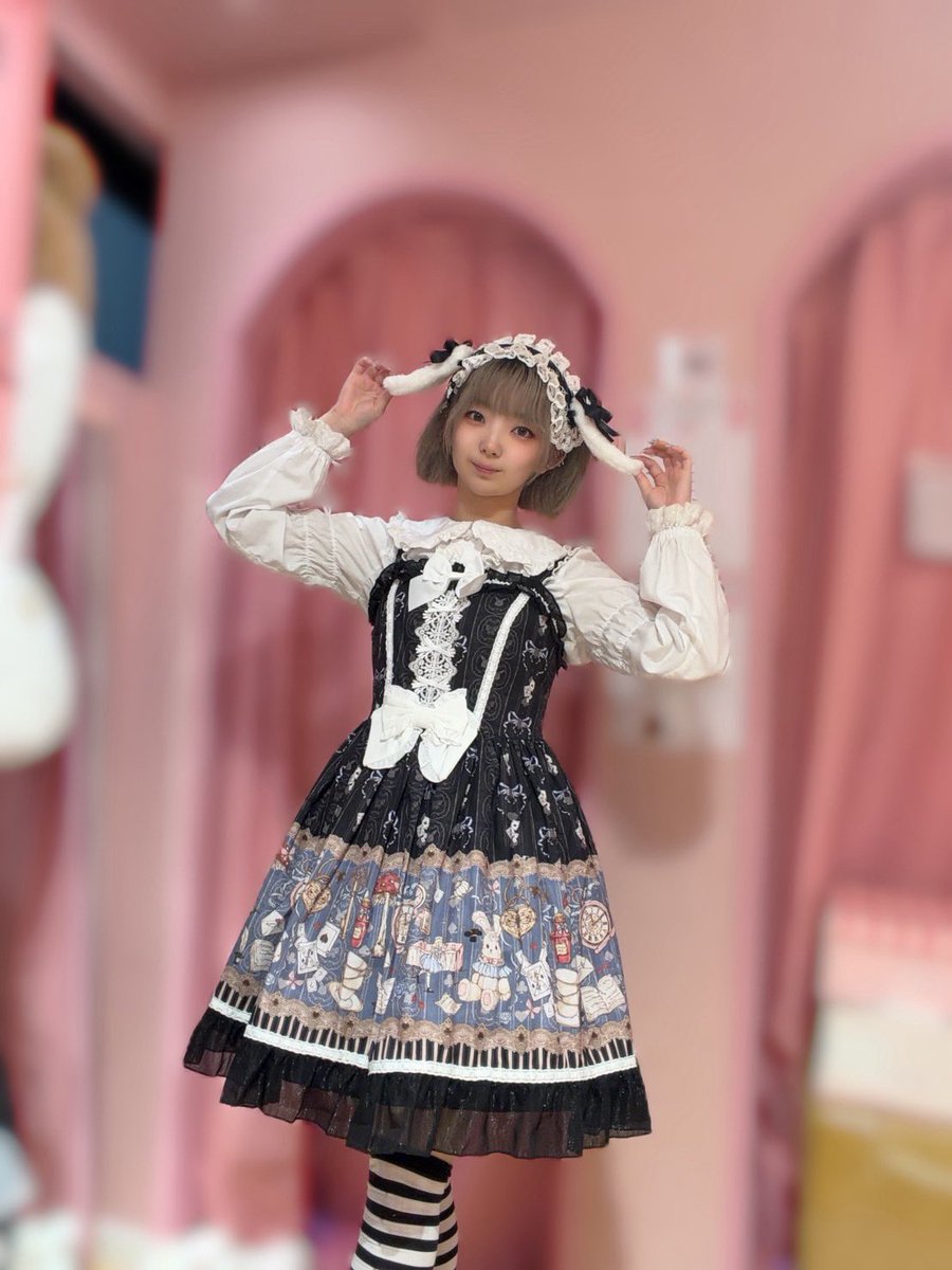 ToAlice_M's tweet photo. 🎶#ToAlice原宿本店🎶

スタッフのつゆです！☔️

🌟新作紹介🌟
アリス柄ジャンパースカート

アリスをモチーフにしたオリプリがとっても可愛いです！
裾のレースはキラキラのラメ生地になってます✨️✨️
背面の編み上げでシルエットもばっちり👌

#ToAlice
#ToAliceStaff https://t.co/oadR1qS7O6