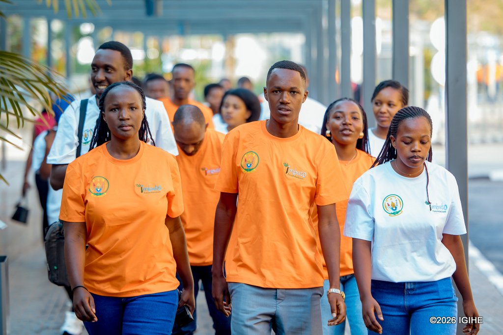 IGIHE's tweet photo. Muri Kigali Convention Centre hateraniye urubyiruko rwaturutse hirya no hino mu gihugu, rwitabiriye ibiganiro byiswe ‘Ihuriro ry'Urubyiruko’ bigaruka ku kubaka umuryango ushoboye kandi utekanye, hakumirwa inda ziterwa abangavu.

Ubushakashatsi bwa karindwi ku bwiyongere n’ubuzima bw’abaturage, DHS 7, bw’umwaka wa 2025 bwagaragaje ko abangavu baterwa inda biyongereye bakagera kuri 8% bavuye kuri 5% mu 2020.

Ubushakashatsi bwakorewe ku bangavu bari hagati y’imyaka 15 na 19. #IGIHENews